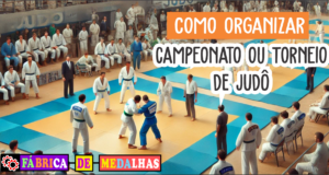 Como Organizar um Campeonato de Judô: Guia Passo a Passo Atletas competindo em um campeonato de judô, com árbitros observando, público nas arquibancadas e mesa com troféus e medalhas, em um ginásio decorado com faixas do evento.