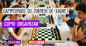 Como Organizar um Torneio de Xadrez: Guia Completo com Dicas e Regras Jogadores concentrados em um torneio de xadrez em um salão espaçoso, com relógios digitais nas mesas, espectadores assistindo em silêncio e uma mesa de troféus ao fundo.