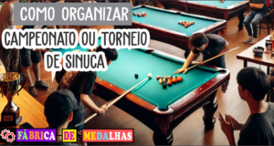 Como Organizar um Torneio de Sinuca Torneio de sinuca amador em bar, com jogadores em ação nas mesas, público assistindo, troféus sobre a mesa e ambiente organizado e animado.