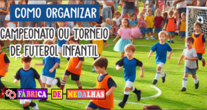 Como Organizar um Torneio de Futebol Infantil: Guia Passo a Passo Torneio de futebol infantil em parque com crianças de 6 a 12 anos jogando, torcida de pais ao redor, decoração com balões e mesa de premiação com medalhas personalizadas e troféu.