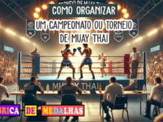 Como Organizar um Torneio de Muay Thai: Guia Completo do Zero ao Nocaute “Cena de um Torneio de Muay Thai com dois lutadores em combate, público animado e banner do evento ao fundo.”