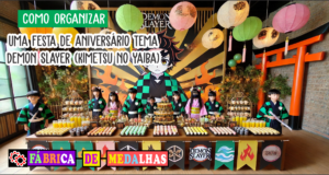 Como Organizar uma Festa de Aniversário Demon Slayer Incrível: Dicas e Ideias Criativas Decoração de festa de aniversário com tema inspirado em Demon Slayer, incluindo lanternas japonesas, balões coloridos, mesa com doces personalizados e medalhas temáticas, em um ambiente alegre com crianças fantasiadas.